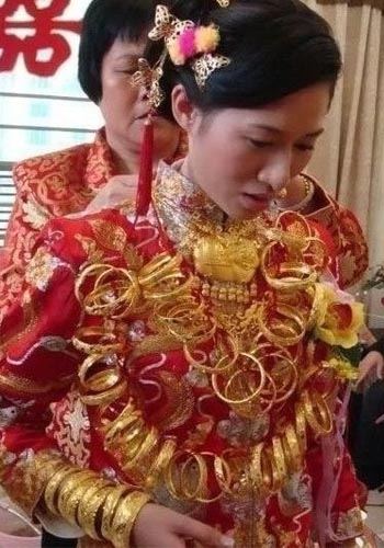 黄金新娘奢华嫁妆 十斤金饰惊翻众人