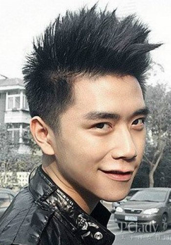 2飞短发打理回纹理型男星范剪短的机头顶部,显现两边的干净男生剪发后怎么烫发图片