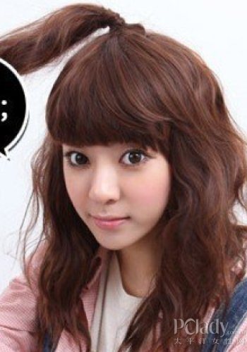 这是一款韩式女生烟花烫发型,耳际开始用烟花烫发型来打造出