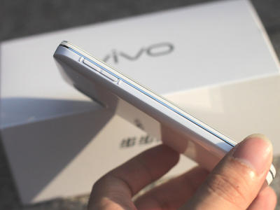 手机评测 正文 为更好地延续用户的使用习惯,vivo s7的三个按钮与