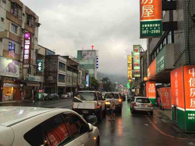 雨后的宜兰县街道,空气很清新,道路两旁的繁体字也别有一番风味.