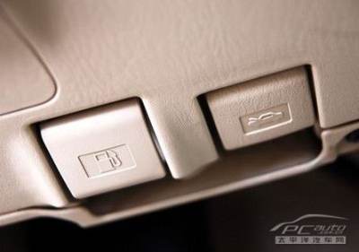 普拉多油箱开启,按下方向盘和反光镜控制按钮下面的油箱开启键油箱即