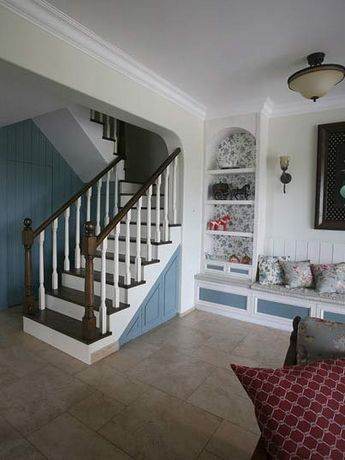 客厅一角的木质楼梯,细节打造的十分精细