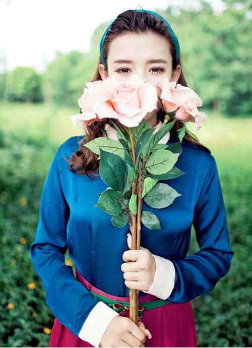 唯美意境qq女生皮膚:手持花束的少女