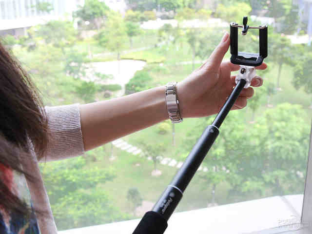 自拍杆操作也很简便